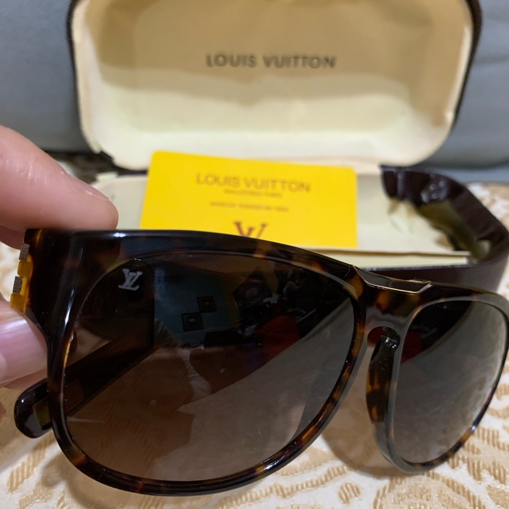 Authentic Louis Vuitton Attirance Sunglasses - Picture 2 of 9